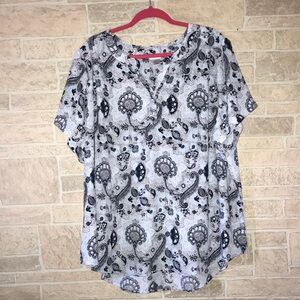 ✅Cj Banks Short Sleeve V neck Blouse